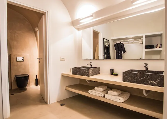 Kaleidoscope Cave Oia (Santorini)