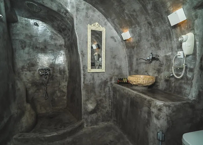 Kaleidoscope Cave Oia (Santorini)